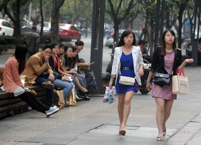 韩国新晋女团成员，遭公司代表骚扰，试图强吻